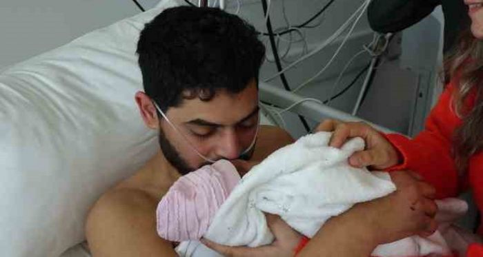 Deprem gecesi baba olmu: 261 saat sonra kurtarlan baba, ei ve bebeiyle bulutu