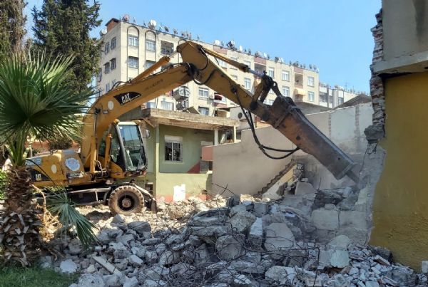 Akdenizde Tehlike Yaratan Metruk Binalar Yklyor