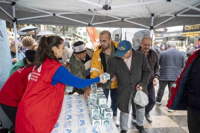 Mersin�de Berat Kandilinde 15 bin kandil simidi da��t�ld�