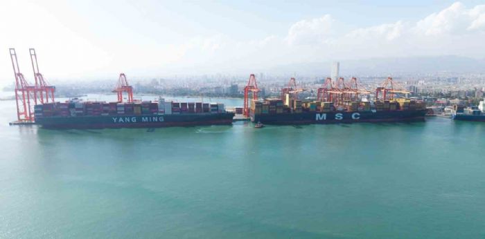 Mersin Limannda tarihi gn: 400 metrelik mega gemi ilk kez demir att