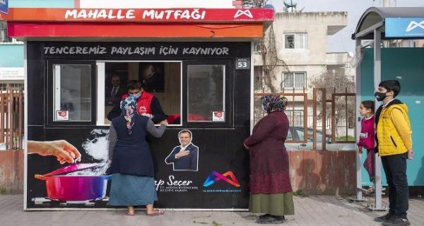 Bykehir Belediyesi 11 noktada Mahalle Mutfak Bfesi’ kurdu