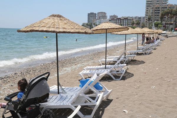 Mezitli Belediyesi Sahillere �emsiye Ve �ezlong Yerle�tiriyor