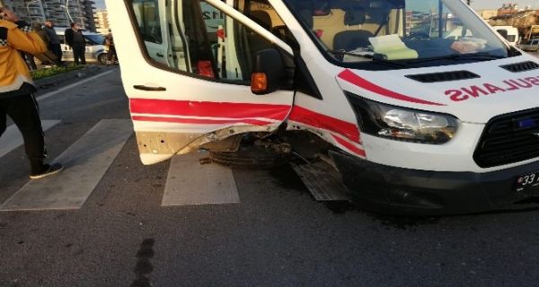 Mersin’de ambulans ile otomobil arpt: 1 yaral