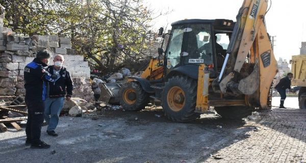 Bir evden 15 kamyon ��p ��kt�