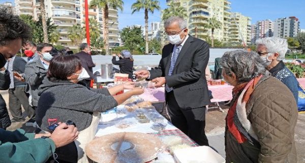 Mezitli’de kadnlar rettikleri rnleri halkla buluturuyor