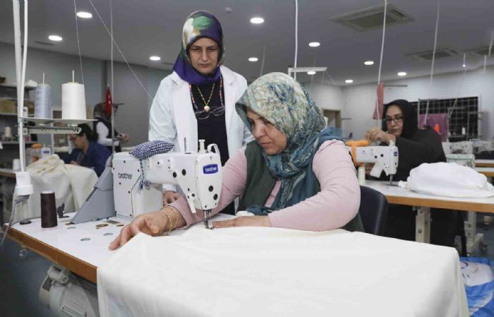 Mersinde zel birey anneleri diki kursunda hem retiyor hem sosyalleiyor