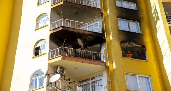 Mersin’de yang�nda zarar g�ren ailenin evinde onar�m �al��malar� s�r�yor