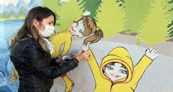 engl retmen ocuklar iin duvarlar renklendiriyor