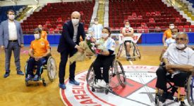 GLTAK, TEKERLEKL SANDALYEYE OTURDU, ENGELL SPORCULARLA BASKETBOL OYNADI