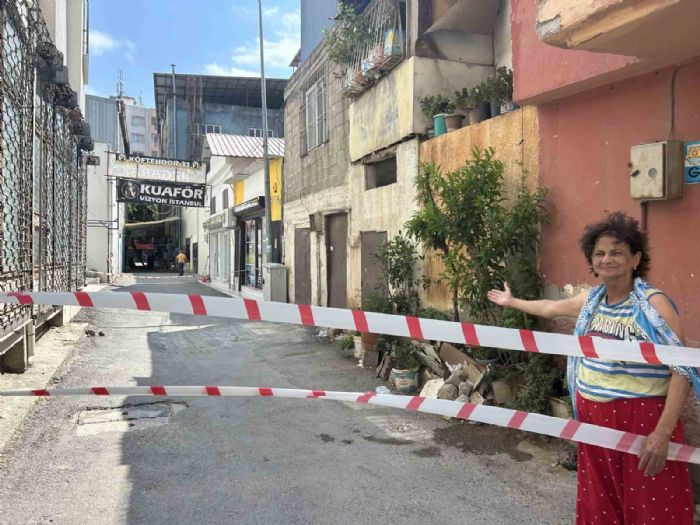 Yoldaki kmeler evleri tehdit etmeye balad