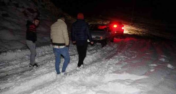Kar Gezisine kan 4 Kii Otomobilleri Kara Saplannca Mahsur Kald