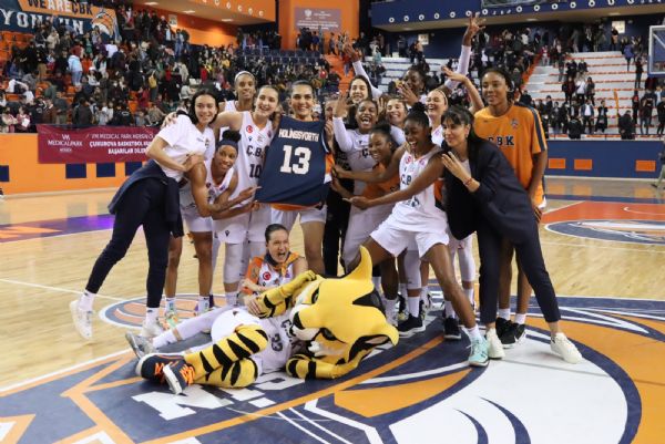 Ba�kan �zyi�it, �Tak�m�m�z Tarihi Bir Ba�ar�ya �mza Att��