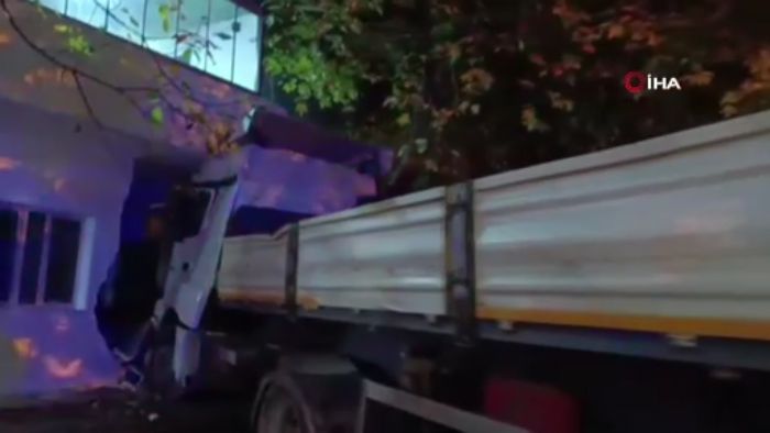 Freni bo�alan t�r, direk ve otomobile ard�ndan f�r�na �arpt�: 5 ke�i telef oldu