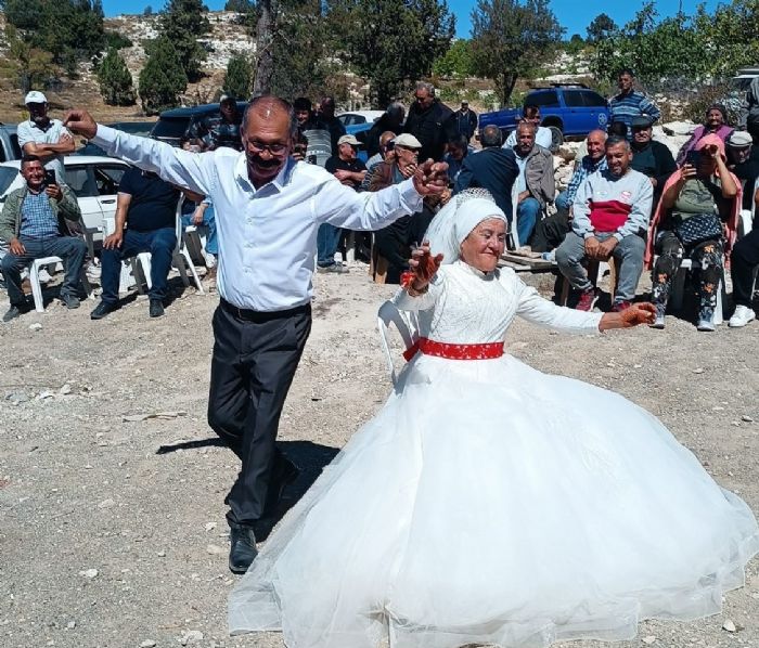 Bitmeyen ak: 4 ocuklu 9 torunlu ift, 40 yl sonra dn yapt