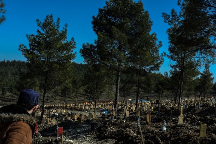 Kahramanmara’ta mezar yerlerini kaybetmek istemeyen aileler iz brakyor