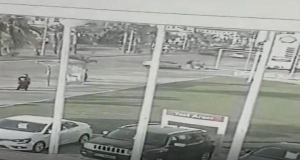 Kald�r�mda duran �ocuklara �arpt�, 