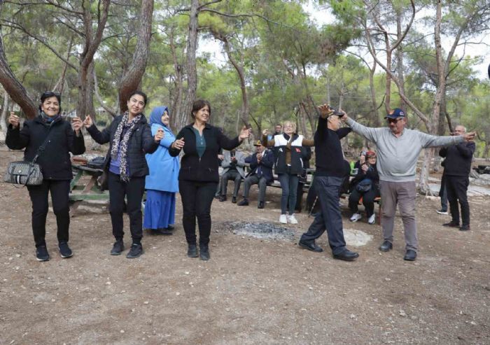 Kbrs gazileri ve aileleri piknikte bulutu