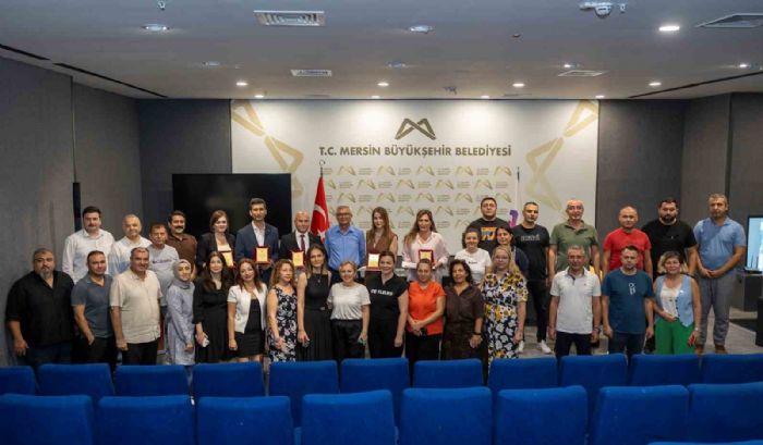 Mersinde grevde ykselen personele plaket ve teekkr belgesi