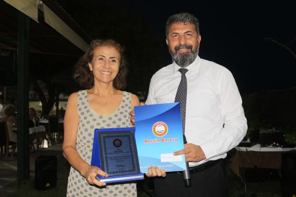 Kad�n Haklar� M�cadelesinin Y�lmaz Savunucular�na Te�ekk�r Plaketi Verildi