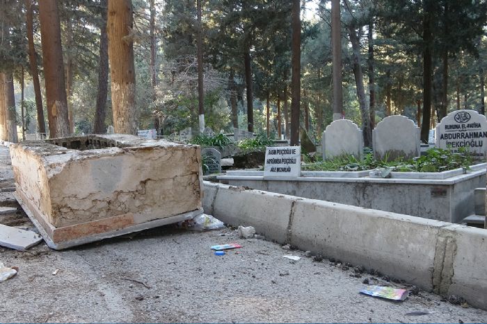 Hatay’da deprem sonras mezarlar hasar grd, bazlar yola utu