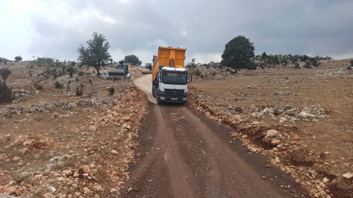 Yeniehir Belediyesi krsal mahallelerde yol ama almalarn srdryor
