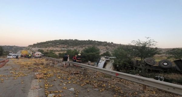 Kamyon Devrildi, Limonlar Yola Da��ld�