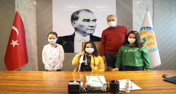 Bakan Tarhan, Beyaz Baston Haftasnda grme engelli Ecrin’i konuk etti