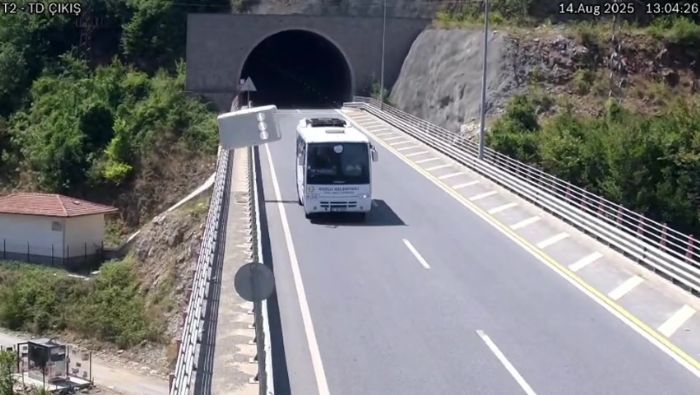 T�nel ��k���nda geri manevra yapan halk otob�s� kazaya yol a�t�: O anlar kamerada
