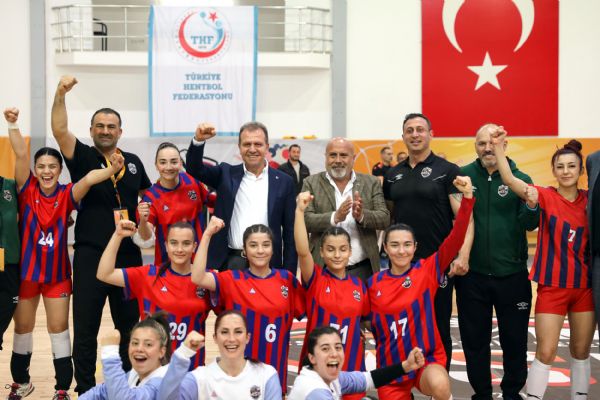 Ba�kan Se�er, MSK Kad�n Hentbol Tak�m�n�n Galibiyet Co�kusuna Ortak Oldu