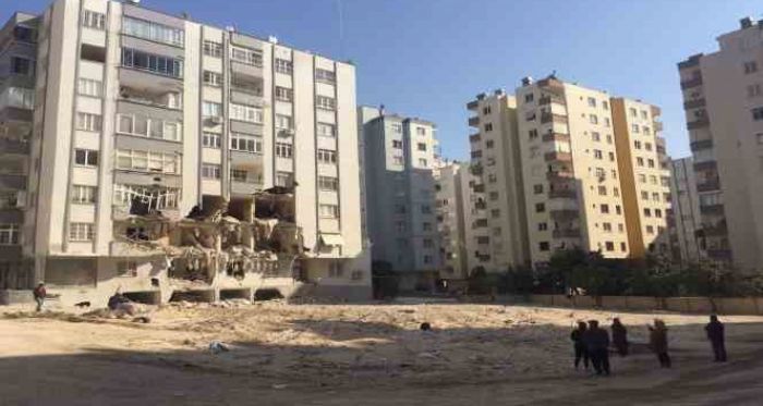 Adana’da yklan ve 418 kiiye mezar olan bina enkazlar dron ile grntlendi
