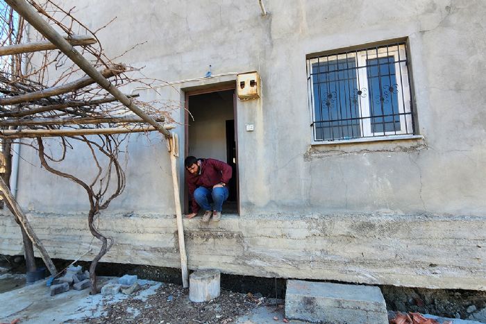 Deprem evi ykmad ama 30 santim kaldrp, 2 metre ileriye tad