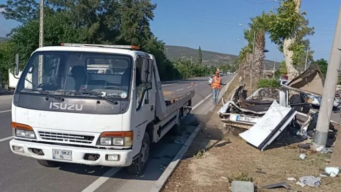 Mersin’de Aydnlatma Direine arpan Otomobildeki 1 Kii ld, 3 Kii Yaraland