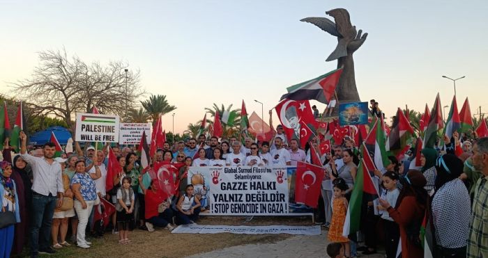 Gazzeye yardma giden gemilere temsili selamlama
