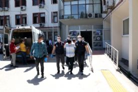 YA�LI KADINI POL�S OLDUKLARINI S�YLEYEREK DOLANDIRAN �AHISLARI D�VME ELE VERD�