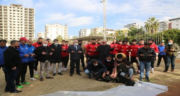 Futbolcular ko� keserek, vir�ss�z sezon i�in dua ettiler