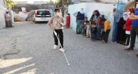 Mersin’de grme engelli ocuklar akll bastonla hayallerine kavuuyor