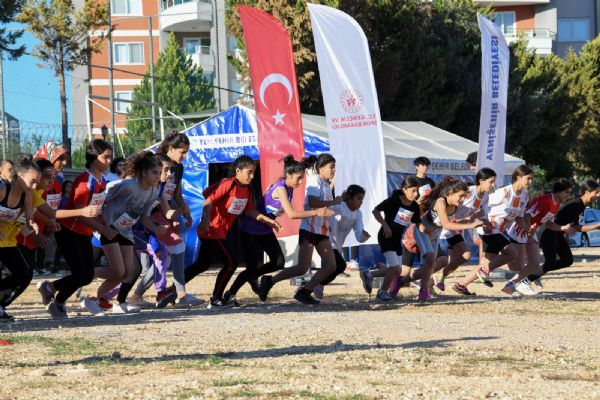 Yeniehirli ocuklar Atay Anmak in Kotu 