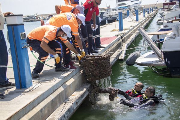 Mersin Bykehirden Marinada deniz temizlii