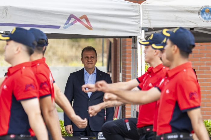 SEER, KORKUSUZ KAHRAMANLARLA BR ARAYA GELD