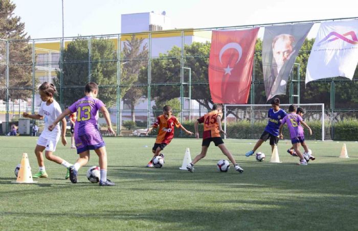 Mersinde yl boyu cretsiz futbol kursu