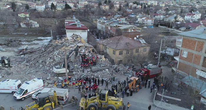 AFAD’dan deprem ile ilgili son dakika aklamas! 22 bina ykld, 1 kii hayatn kaybetti, 69 kii yaraland