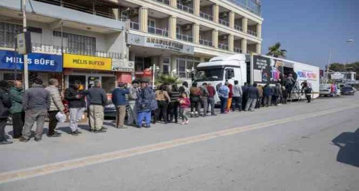 Mobil mutfak trnda tencereler depremzedeler iin kaynyor