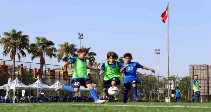 Akdeniz Belediyesi Futbol Okulu gelecein yeteneklerini bekliyor